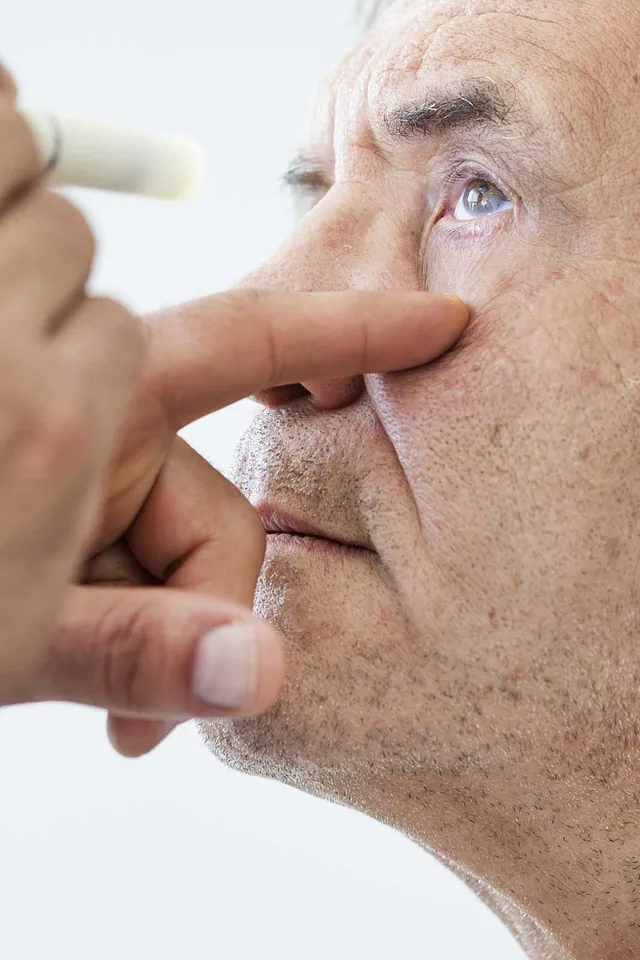 Patient beim Spezialist bei Augentumor